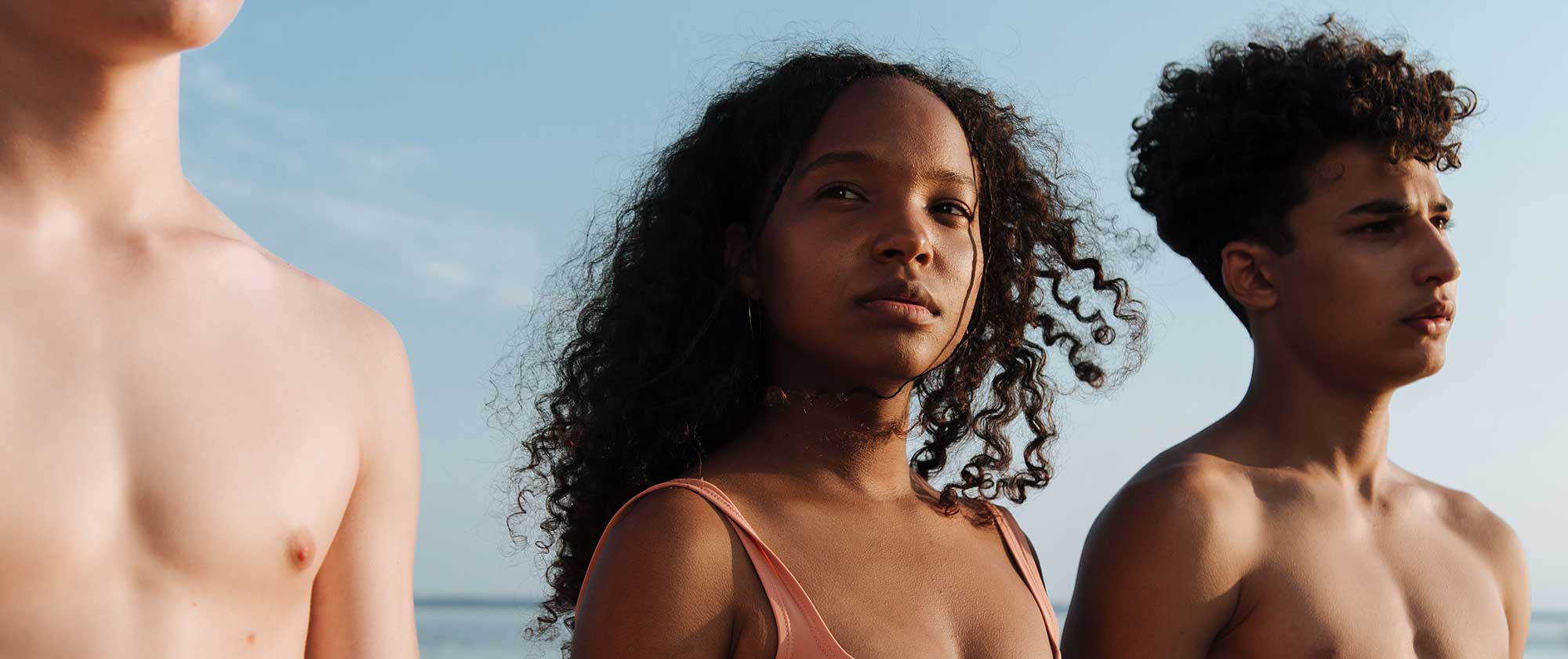 Diverse consumers outdoors highlighting everyday SPF use, inclusive sun protection and the growing role of sunscreen in daily beauty routines.