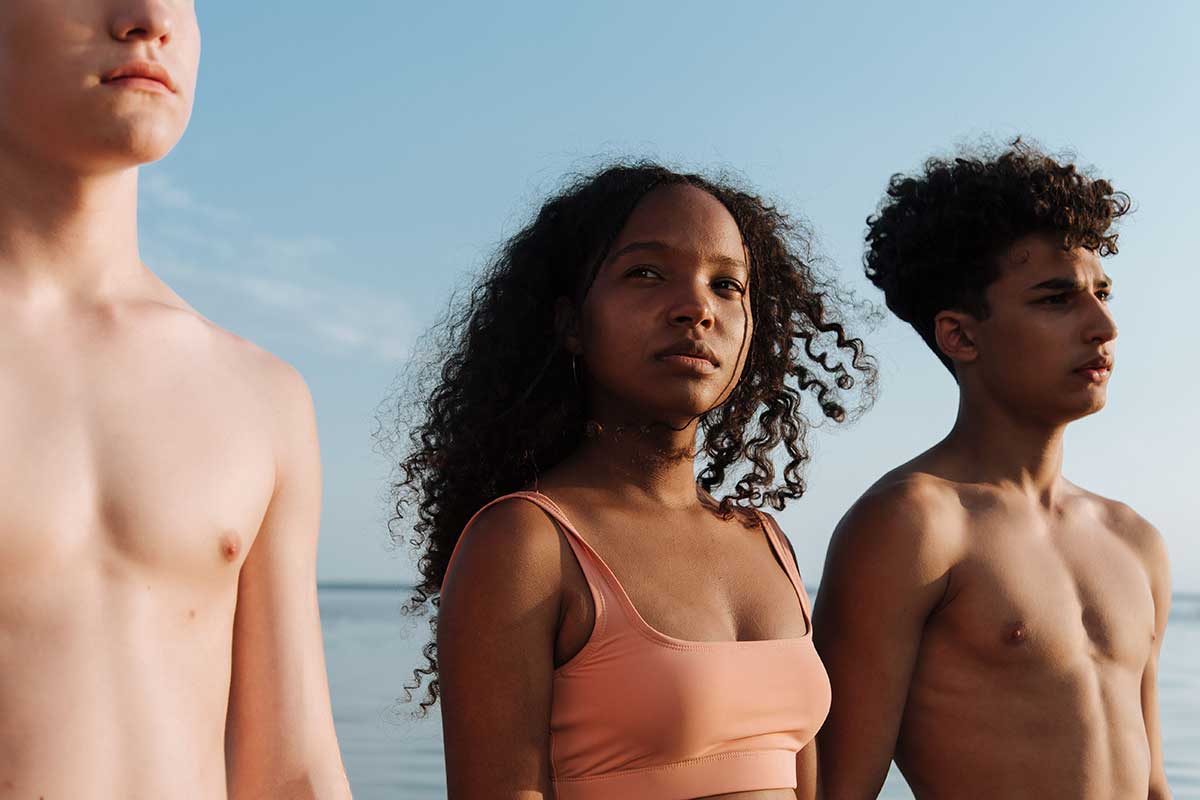 Diverse consumers outdoors highlighting everyday SPF use, inclusive sun protection and the growing role of sunscreen in daily beauty routines.
