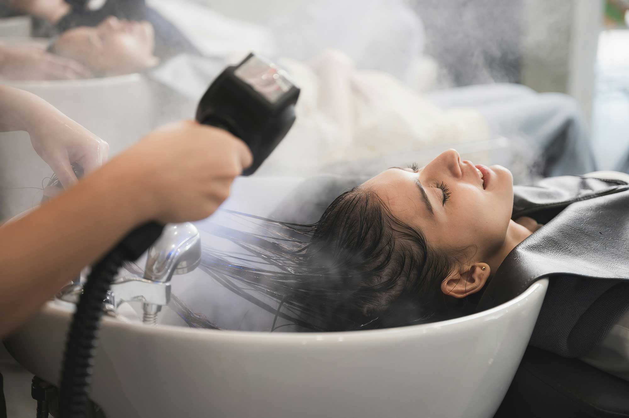 Professional salon hair wash experience inspiring THG LABS haircare formulation and scalable beauty manufacturing solutions