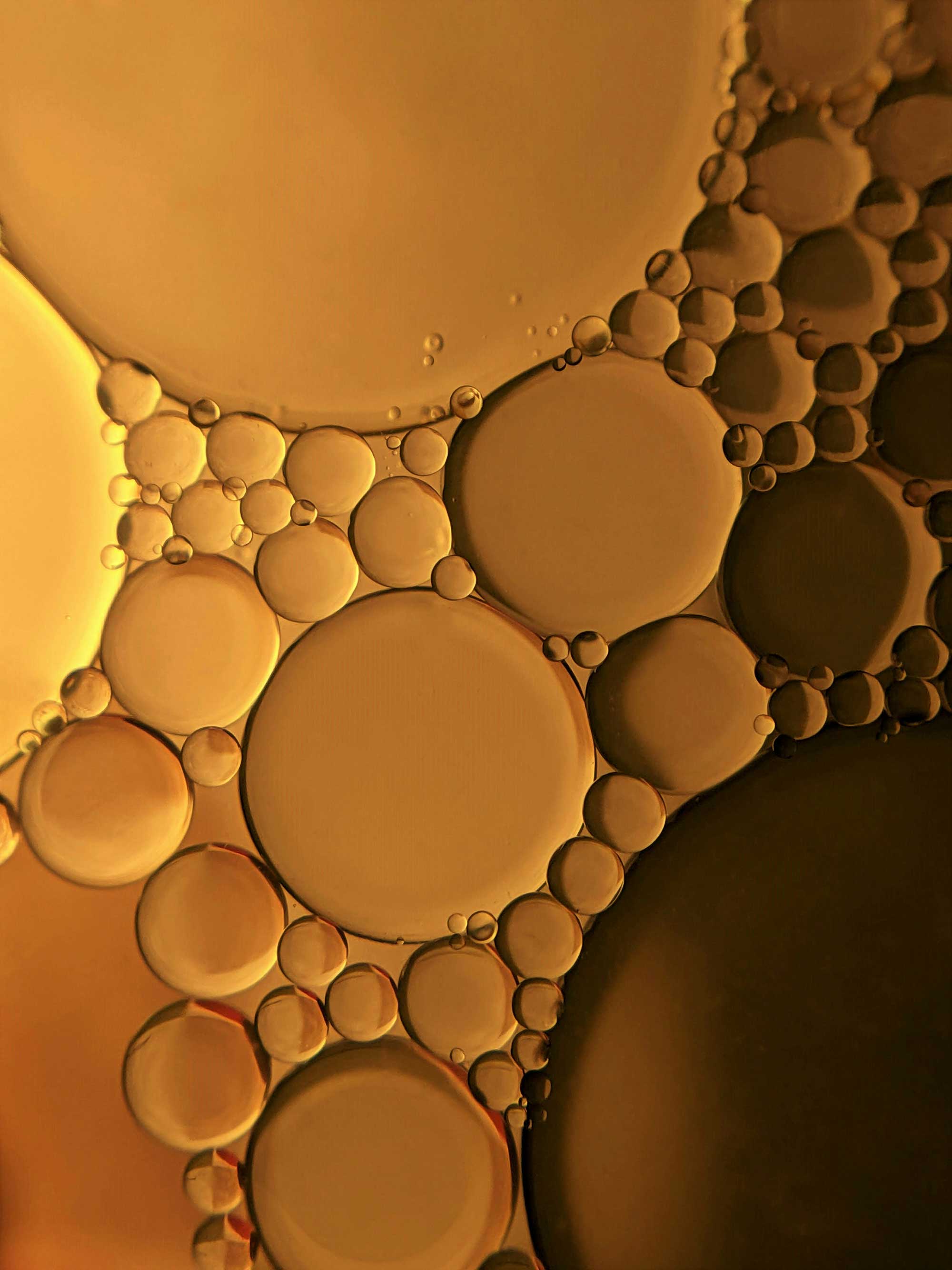 Abstract cosmetic oil and active ingredient texture representing premium haircare formulation, advanced raw materials and performance-focused product innovation in global haircare manufacturing at THG LABS.